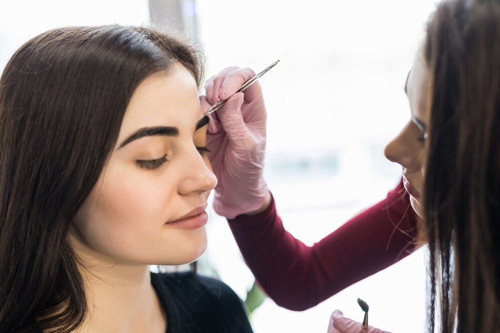 master white gloves work balck eyebrows technique beauty salon_231208 3578