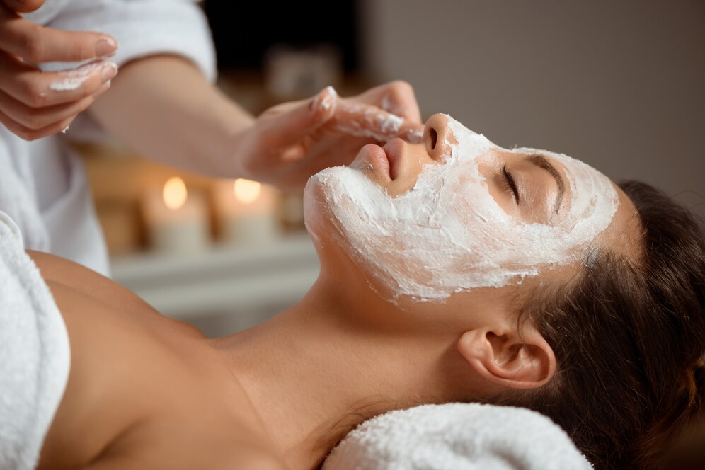 young woman mask face relaxing spa salon_176420 7580